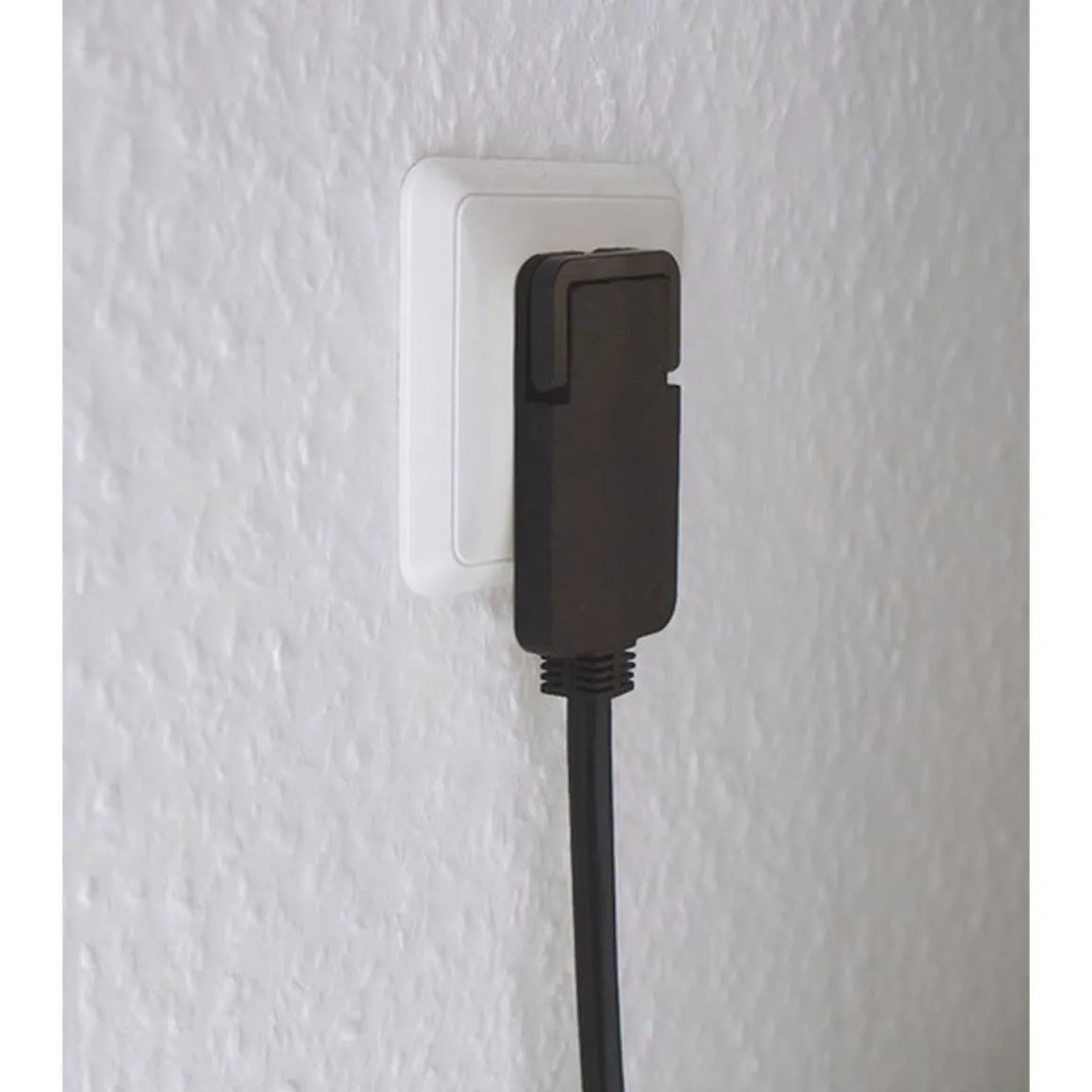 Kurzverlaengerungsleitung schwarz mitWinkel-Flachstecker 5m H05VV-F3G1,5